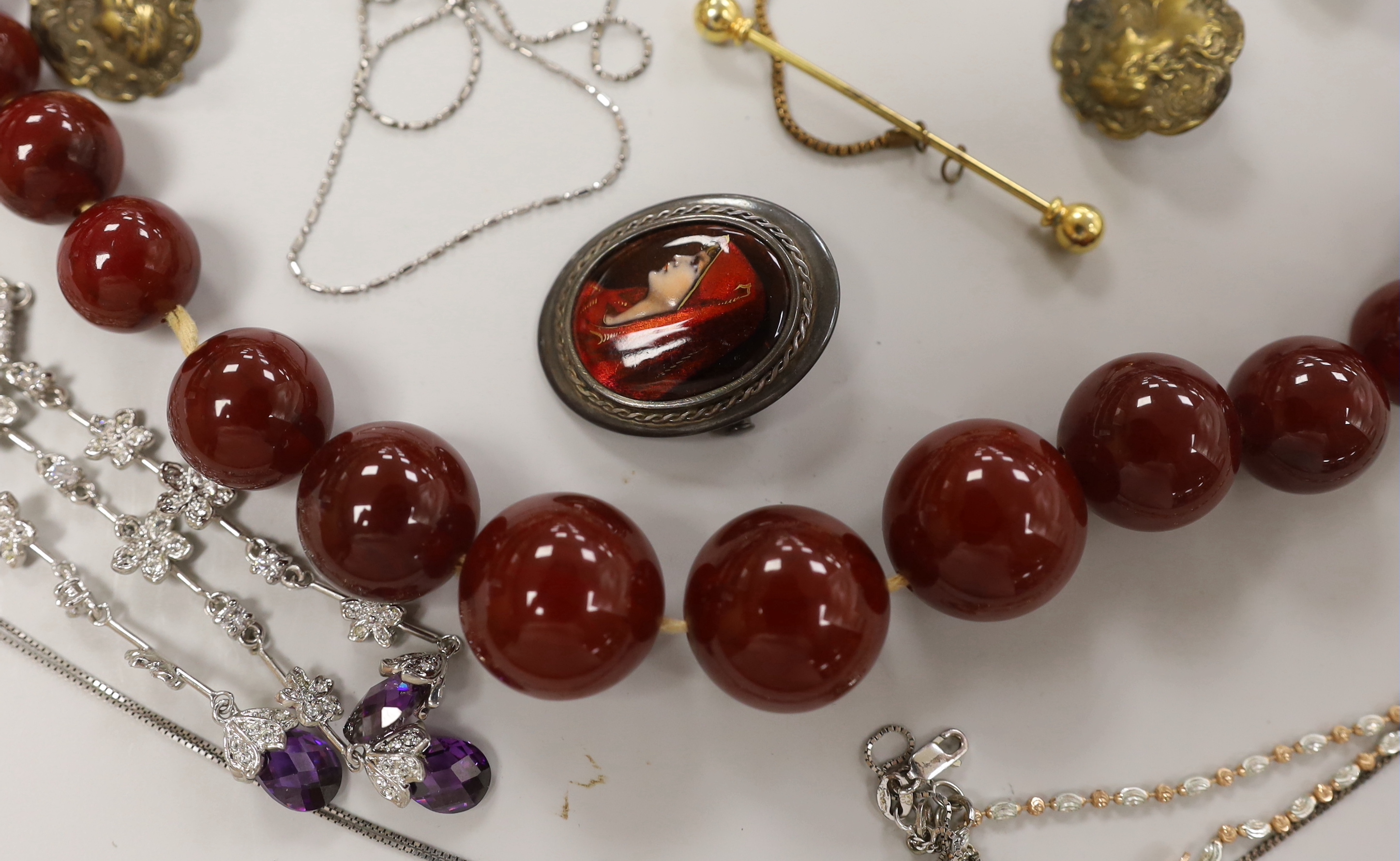 A single strand simulated graduated cherry amber bead necklace, 62cm, gross weight 81 grams and a small group of assorted costume jewellery.